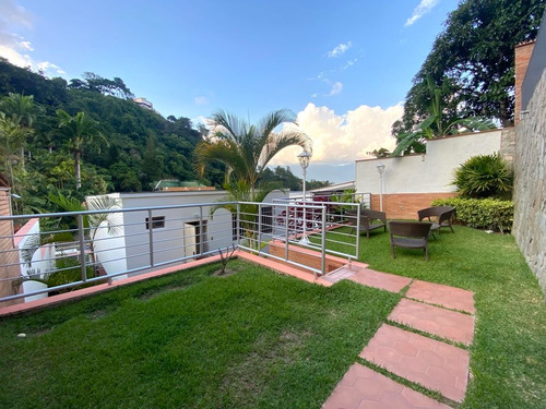 Se Vende Casa En Prados Del Este. 4h+s/5b+s/5p. Calle Cerrada