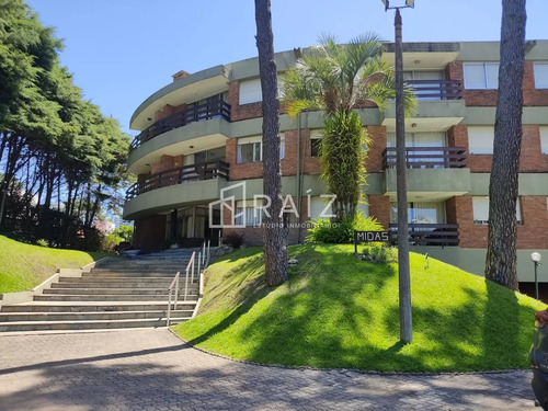 Encantador Apartamento En Arcobaleno, 2 Dormitorios Con Acciones De Piscina, Cochera Y Baulera. Consultenos!