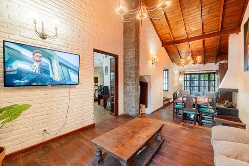 Casa Con Parque Y Pileta En Venta Av. Del Libertador 700, Castelar, Partido De Morón, Pba