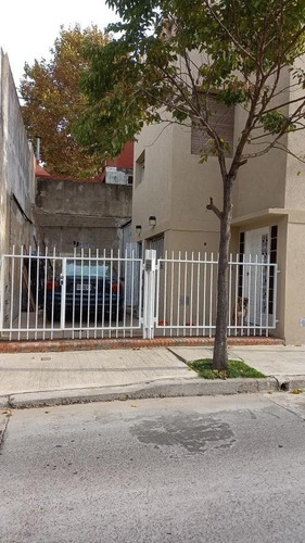 Imagen 9 de 11 de Venta De Casa En Muy Buen Estado En El Barrio De Flores