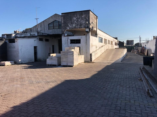 Gran Local Para Depósito. Terreno De 8.089 M2 Con Salida A 2 Calles.