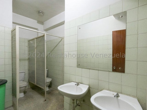 #*25-18137 Este Edificio De Cinco Niveles, Ubicado En El Centro Histórico Y Comercial De La Ciudad, Está Disponible En Alquiler, Barquisimeto, Lara. Adelaida Armeya