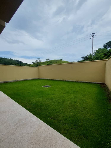 Julian Acosta. Vende Exclusivo Town House, Cumbres De Guataparo