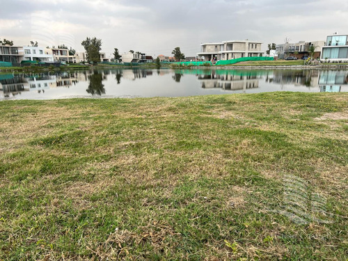 Venta De Espectacular Terreno Al Agua 