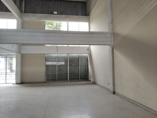 Local 200 Mts. Libres, Primera Linea Vicuña Mackenna.-