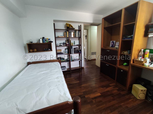 Ms: 25-12508. En Venta Amplio Apartamento En Colinas De Valle Arriba, A= 174 M2, 3h, 4b, 4p.