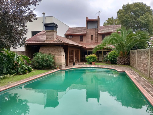 Venta De Chalet Con Piscina En Adrogué