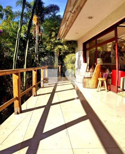Excelente Localização Em Um Terreno De 2500m², Casa Com 700m², Peças Amplas. - 28-im408548