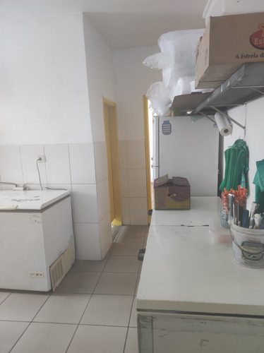 Mercado Com Espaço De Restaurante