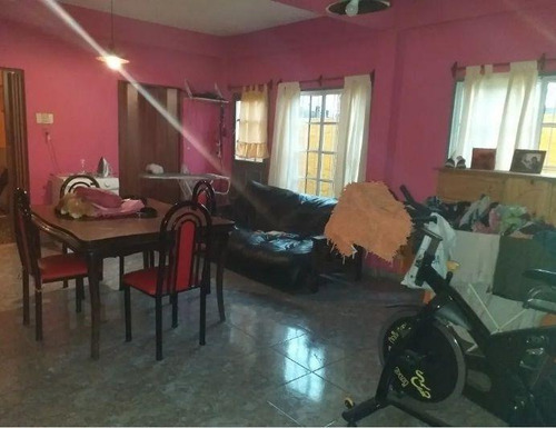 Imagen 2 de 13 de Venta - Amplia Casa - Merlo