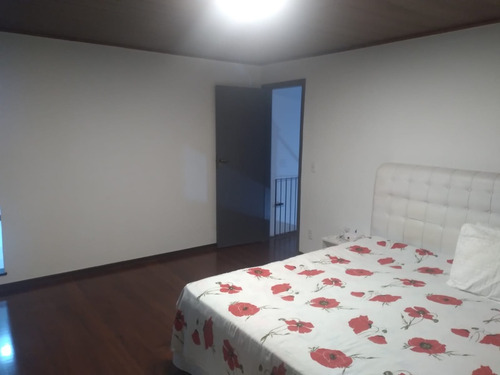Casa 4 Quartos, 3 Banheiros, 2 Salas.