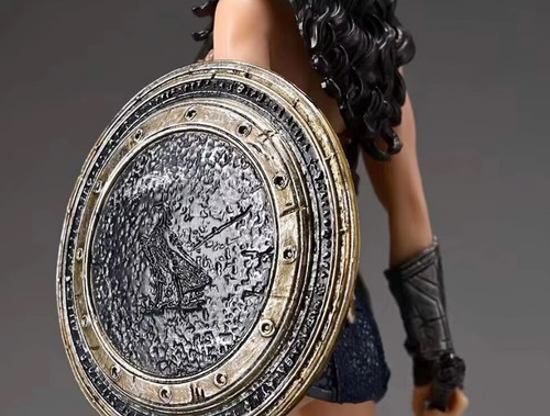 Figura Wonder Woman Gal Gadot Con Base Luminosa Dc Definida