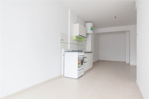 Venta 2 Ambientes Con Amplio Patio. Bajas Expensas