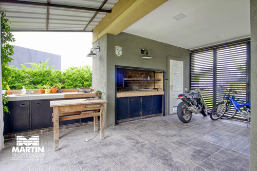 Casa En Venta Barrio Haras Santa María Loma Verde. 5 Ambientes Con Jardin, Pileta Y Quincho