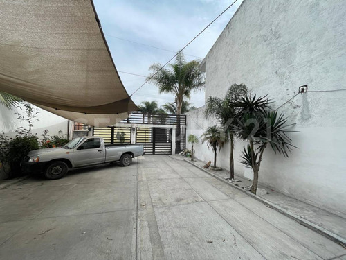 Venta De Casa, 3 Recamaras Con Closet, 3 Baños, Amplio Jardín Con Terraza