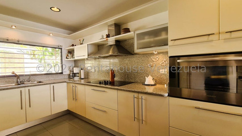 Ag. Este Town House Con Amplia Sala Comedor Y Bellos Pisos De Parquet, Grandes Ventanales En Lomas De Prados Del Este