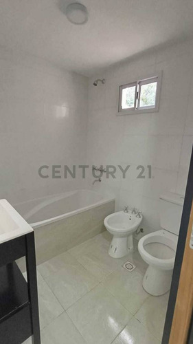 Ph En Venta Castelar Con Patio Y Cochera Apto Prefesional Y Apto Credito.