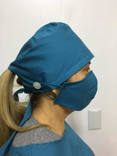 Imagem 3 de 6 de Kit 4 Un. Gorro Cirúrgico De Amarrar Com Botão Para Máscara