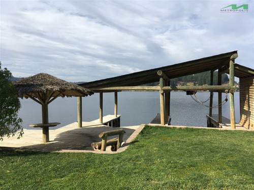 Casa En Venta De 5 Dorm. En Vichuquén