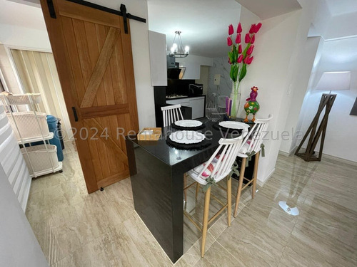 Las Esmeraldas !! En Venta Totalmente Amoblado, Equipado Y Actualizado Hace 3 Meses, 201 M2, 3 Hab., 4 Baños, 2 Pe. Impecable Conjunto Residencial, Piscina, Parrillera, Cancha Tenis, Gimnasio.