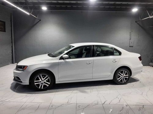 Imagen 13 de 15 de Volkswagen Jetta 2016 2.5 Trendline At