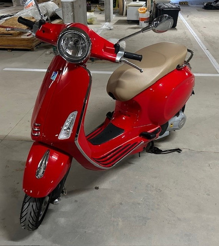 Vespa Italiana 125- Nueva, 300 Km.