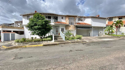 Imagen 2 de 20 de Casa De 5 Habitaciones Y 4 Baños Urb.los Chaguaramos