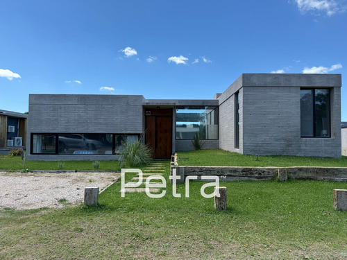 Casa En Venta De Hormigón Visto En Costa Esmeralda
