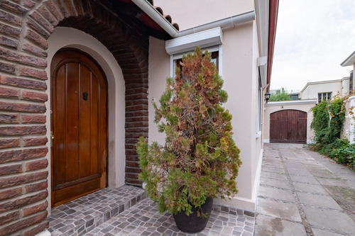 Casa Con 527 M2 De Terreno, Remodelada, Piscina, 5 Dorm.