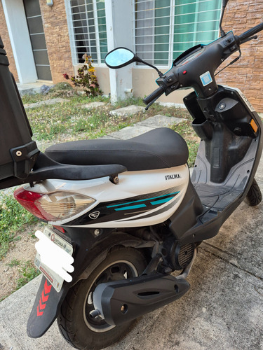 Seminueva, Automática, Comprada En Jul, Incluye Casco Y Caja