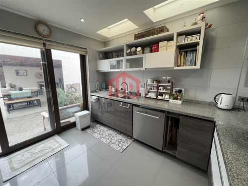 Linda Casa Moderna En Excelente Estado En Lomas De Montemar.