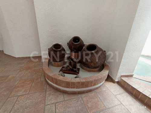 Casa Tipo Colonial Con 3 Recamaras Y Amplio Jardín