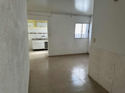 Alquiler De Casa De 1 Dormitorio, Areco Y Dhualde , Al Frente ,cocina Comedor ,baño, Patio $ 13000 Garantias Anda O Porto Seguro