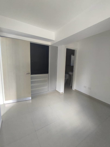 Imagen 13 de 16 de Leal Pérez Vende Apartamento Chimeneas, Vista Al Parque