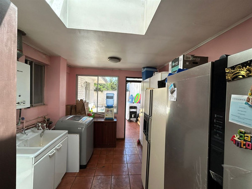 Casa En Venta De 7 Dorm. 3 Baños En Peñalolén
