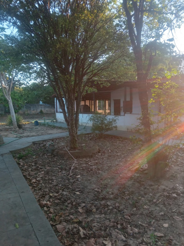 Sitio, Sendo Casa Com 3 Quartos,uma Suite,um Banheiro Social