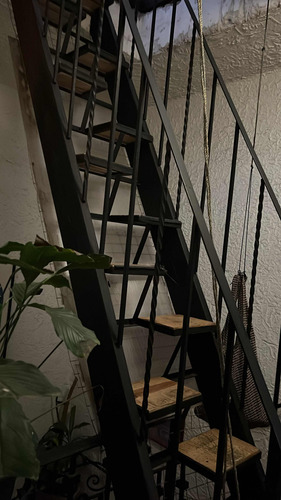 Escalera Japonesa Útil Para Espacios Reducidos