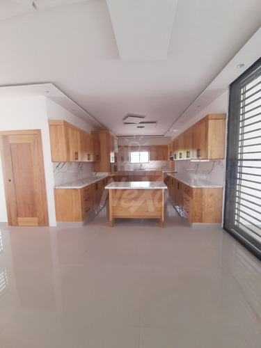 Interesante Casa Moderna Y Amplia En Venta Residencial Cerrado, Santiago Hfc-219