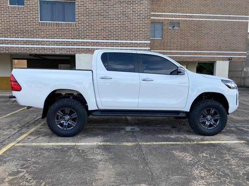 Imagen 4 de 17 de Toyota Hilux Diésel Aut 4x4