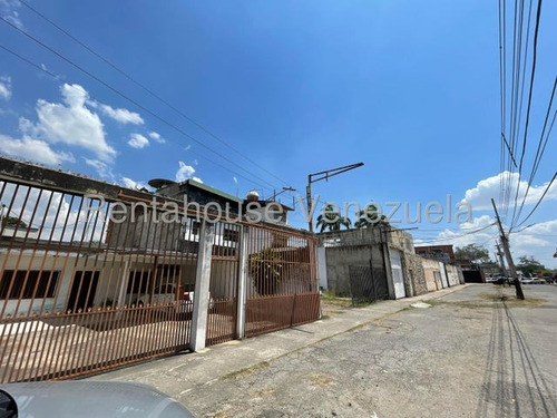 Casa Amplia Para Remodelar Potencial Para Negocio Ubicada Estrategicamente En Avenida Con Alto Tráfico Vehicular. Rah 25-16456
