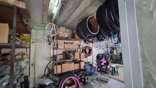 Local En Venta Ubicado En Cabudare Centro, Codigo 2 5 2 0 1 6 4, Mildred, Excelente Local Comercial, Tiene Acceso Por Las Dos Avenidas Principales, Ideal Para Cualquier Rubro, Cuena Con Santamaria