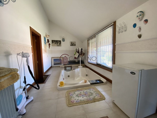 Imagen 16 de 30 de Espectacular Casa A Una Cuadra De La Playa. 7 Dormitorios, 6 Baños. Vista Al Mar. Amplios Y Luminosos Ambientes, Buena Construcción. Buena Ubicación - Punta Del Este Mansa