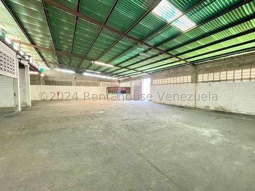 Gisselle Lobo Vende Espectacular Galpon Estrategicamente Ubicado En La Zona Industrial 1, Amplio, Construcción Solida, Ubicado En Esquina Con Todos Los Servicios Básicos Indispensables 2 5 4 0 7