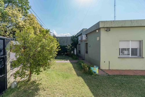 Venta / Permuta - Casa - 3 Habitaciones- Patio -ibarlucea