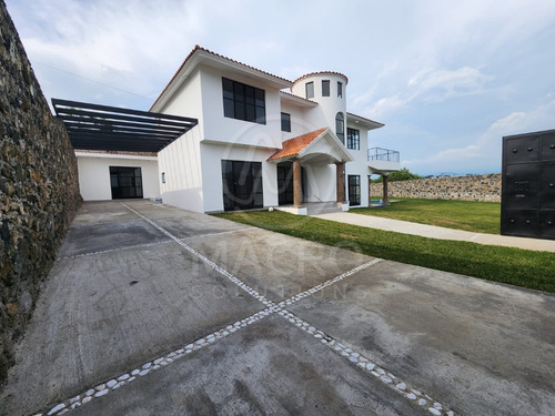 Casa En Venta En Fracc. Real De Oaxtepec Con Amplio Jardín Y Bardas Propias