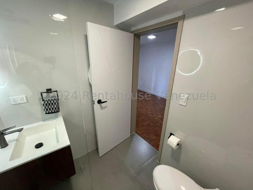 Jip 25-3629. Renta House Vende Hermoso 136 Mts2, Con Acabados De Primera Totalmente Remodelado. Urb Los Palos Grandes, Caracas