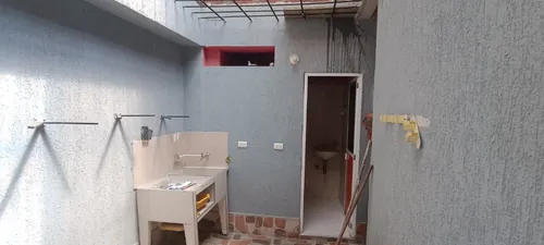 Casa Esquinera En Segundo Piso, Acceso Por Gradas Desde Piso 1
