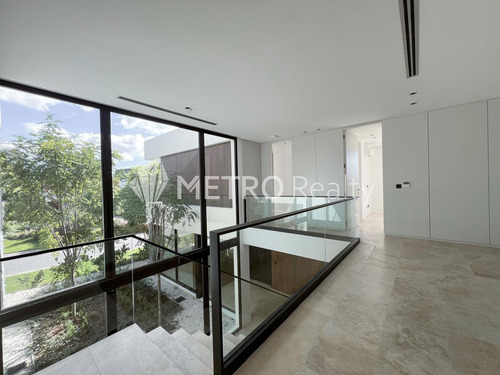 Casa En Venta Con 4 Suites Y Amarra En El Yacht, Nordelta