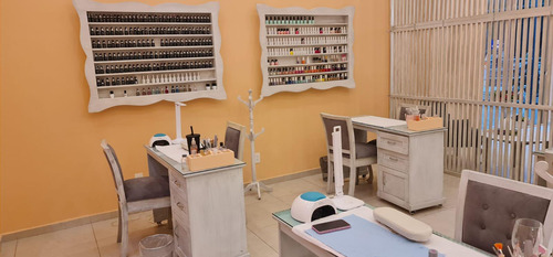 Aclientado Lugar De Uñas Con 5 Años En Traspaso