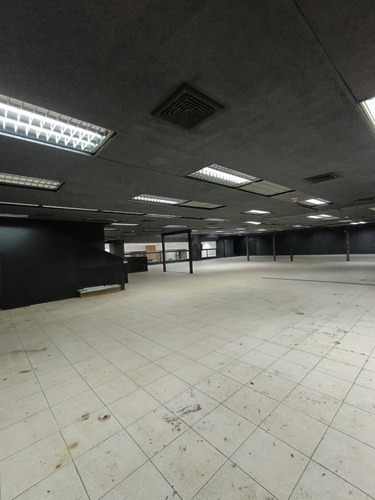 En Venta O Alquiler De Local Comercial De 1080m2 Dentro Del C.c.concresa Ubicado En Zona Privilegiada Del Corazón Suroeste De La Gran Caracas Prado Del Este Av. Río Caura. (a.v)